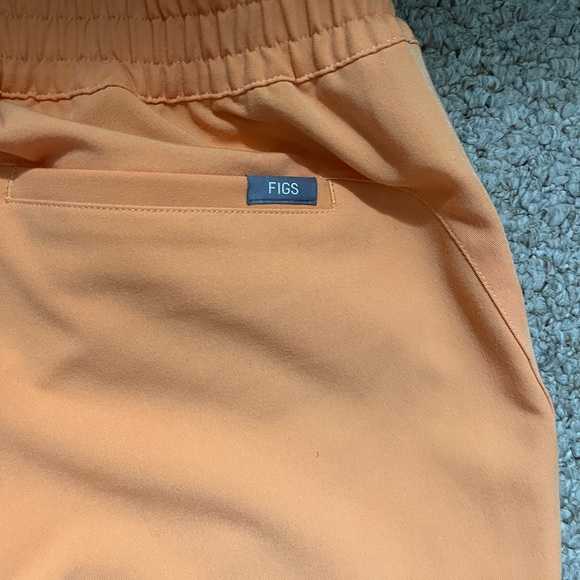 women’s figs shaka orange scrub set - Picture 4 of 11